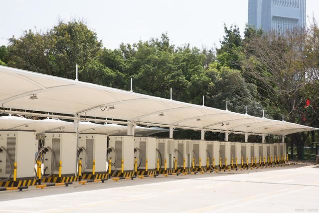 仁布县充电桩车棚